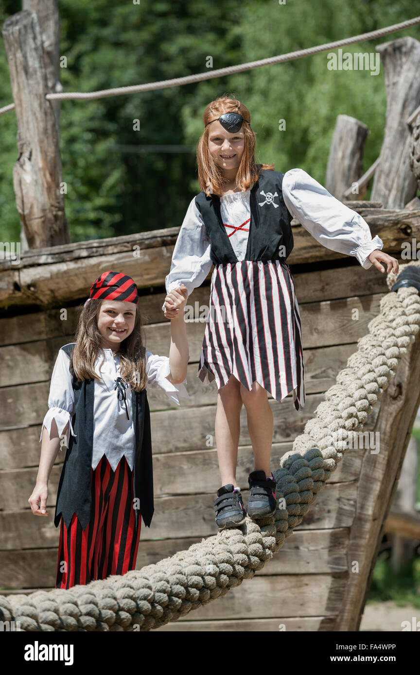 Dos niñas vestidas como piratas jugando en un parque infantil de aventura,  Baviera, Alemania Fotografía de stock - Alamy