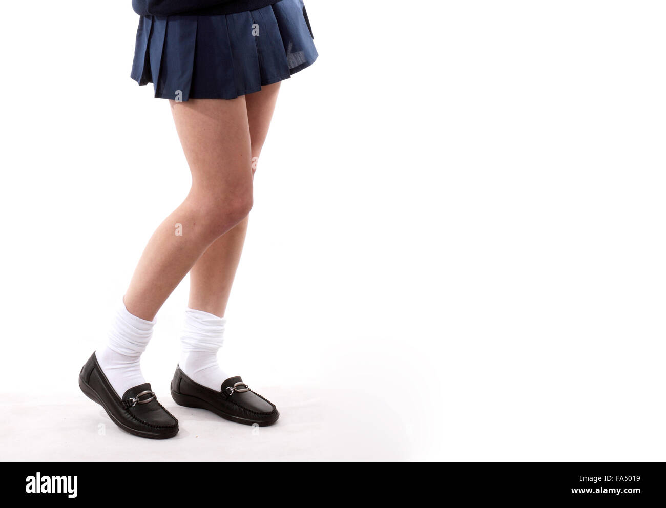 Las piernas de una niña de la escuela de adolescentes jóvenes en muy corto  falda con calcetines blancos, ( modelo es de más de 18 Fotografía de stock  - Alamy