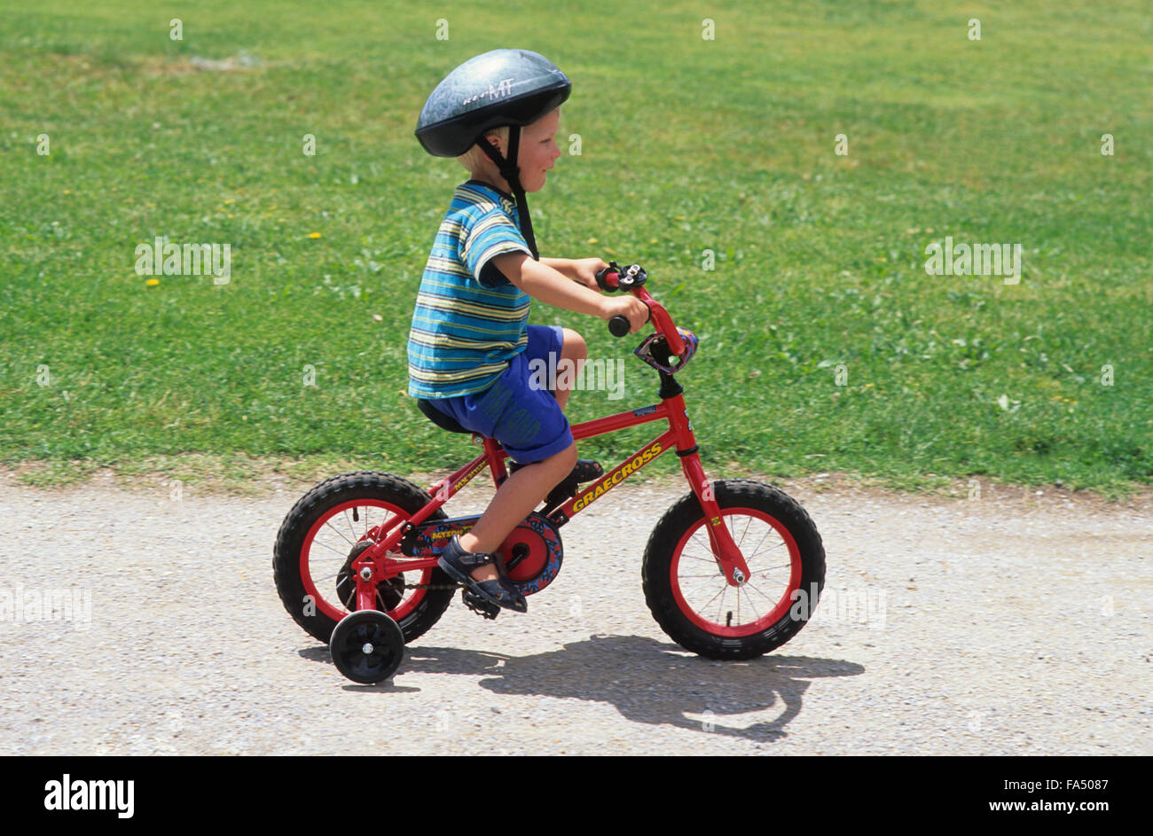 El Hombre Adulto Va En Una Bicicleta De Los Niños Foto de archivo - Imagen  de casco, concepto: 16246376