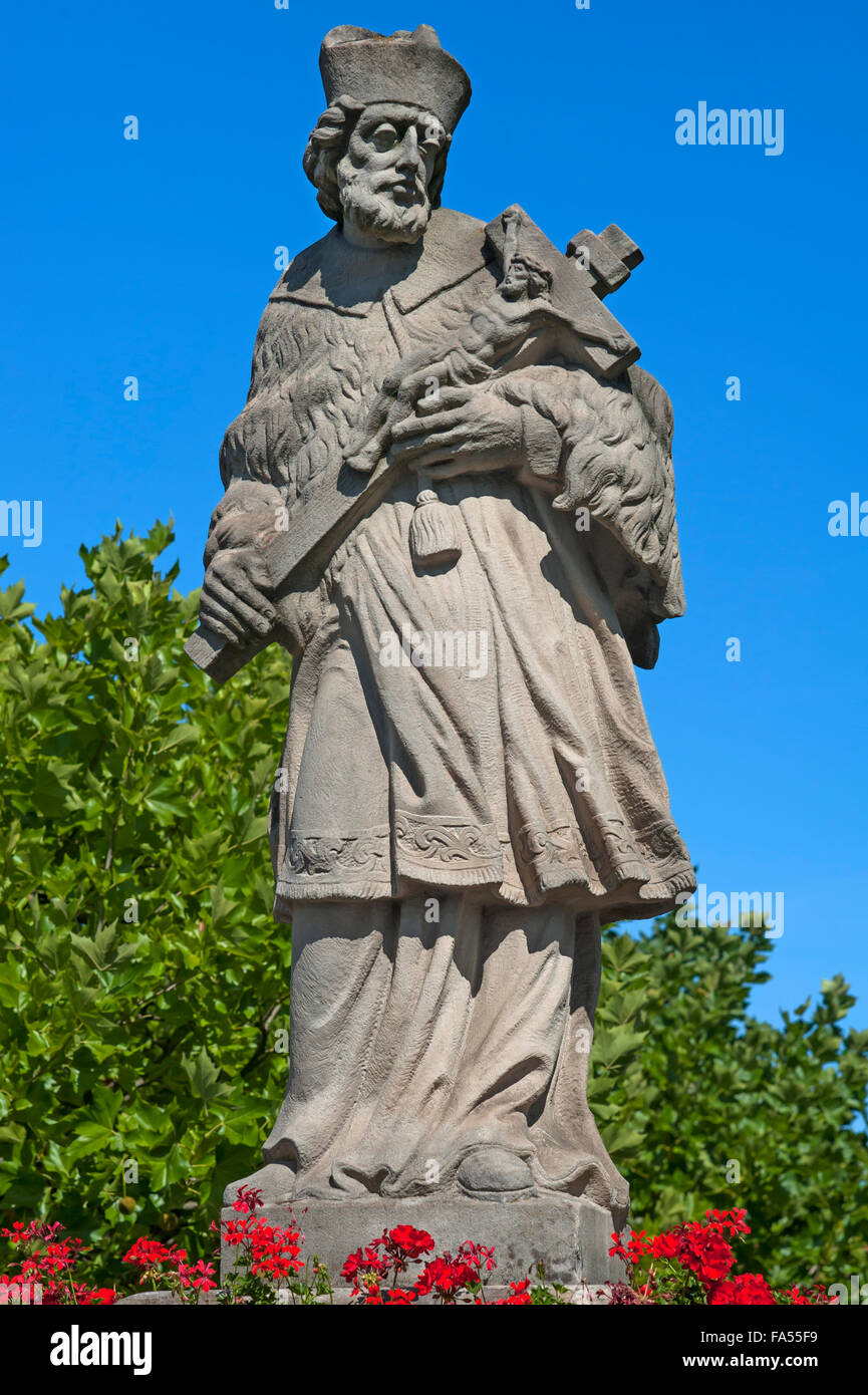 La escultura de San Juan Nepomuceno, Marktplatz, Eltmann, Baja Franconia, Baviera, Alemania Foto de stock