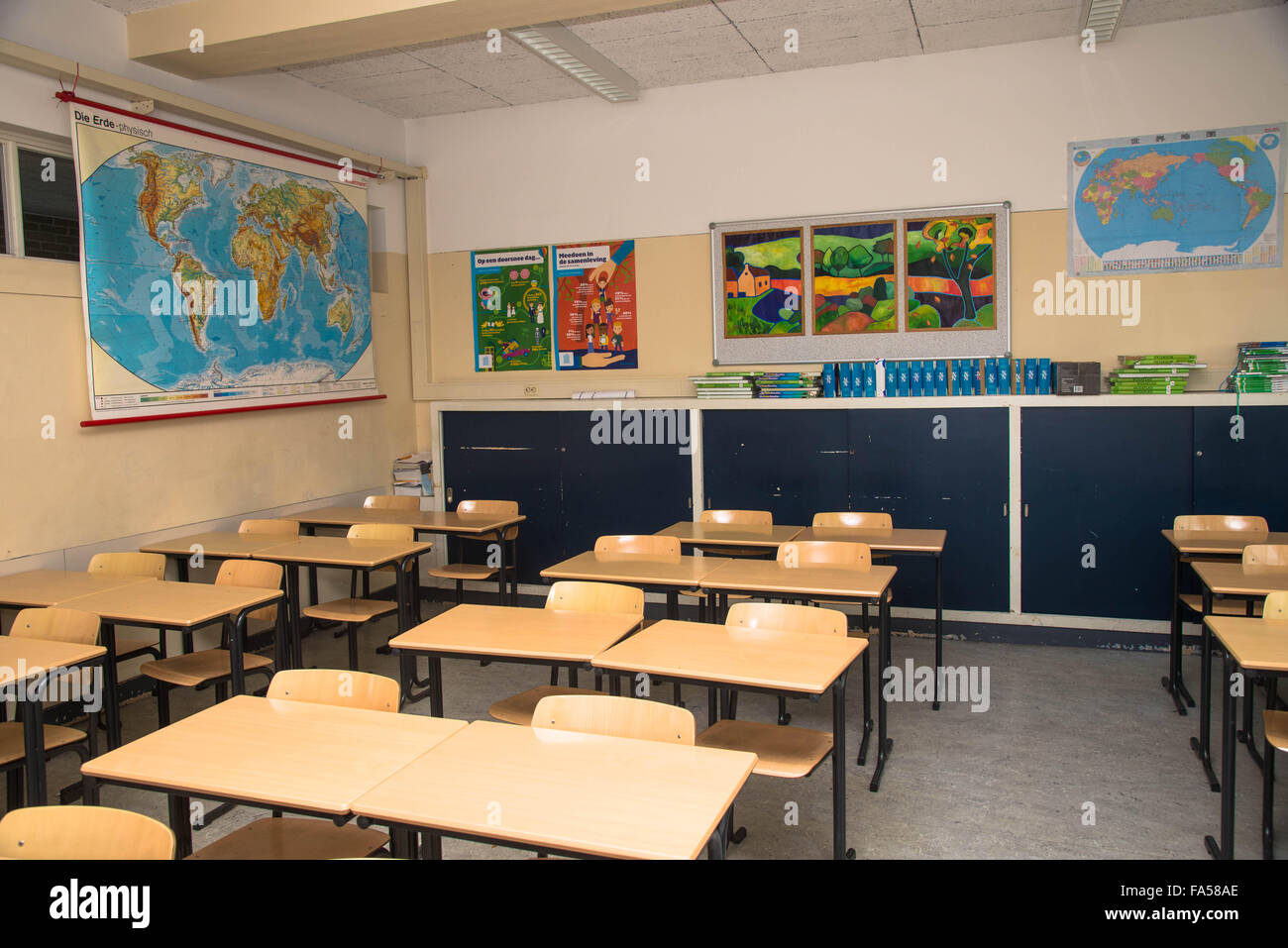 Geografía aula vacía en highschool en Holanda Foto de stock