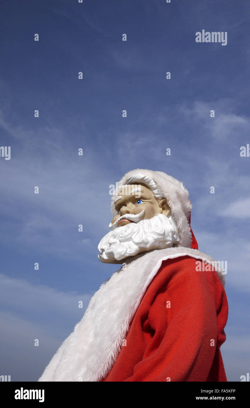 Un maniquí de Santa Claus con el ceño fruncido preocupado inquietos buscando expresión foto al aire libre bajo un cielo azul Foto de stock