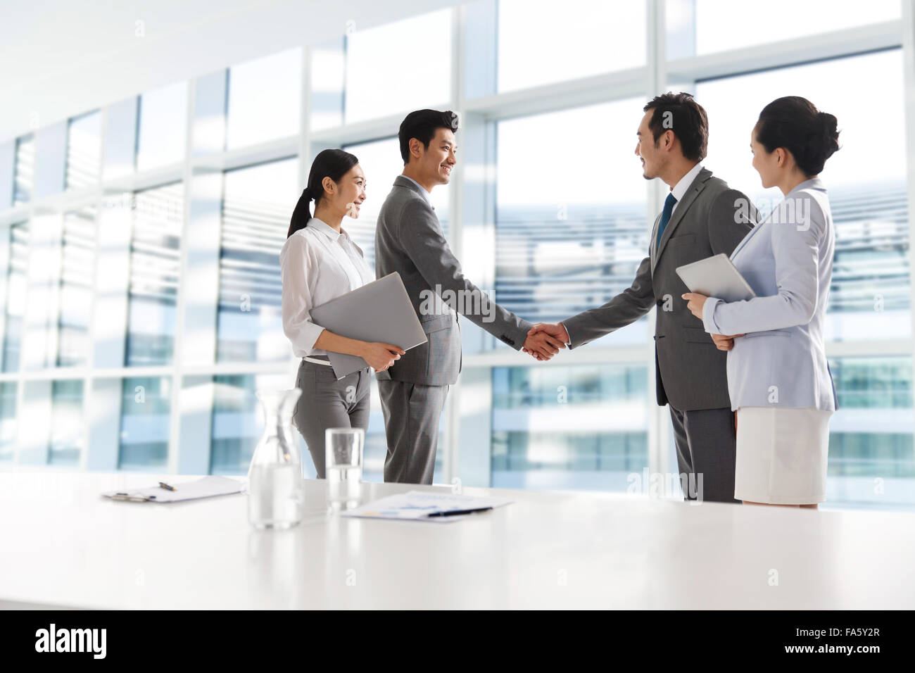 La gente de negocios se estrechan las manos Foto de stock