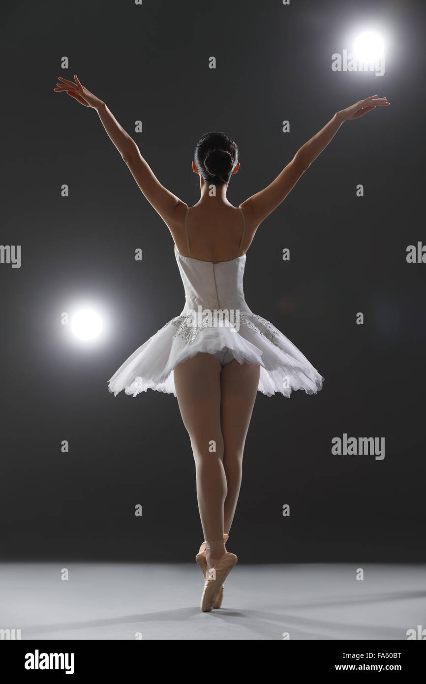 Joven Mujer De Tutu Blanco Haciendo Ballet Sobre Fondo Gris Foto de archivo  - Imagen de deporte, manera: 191862304