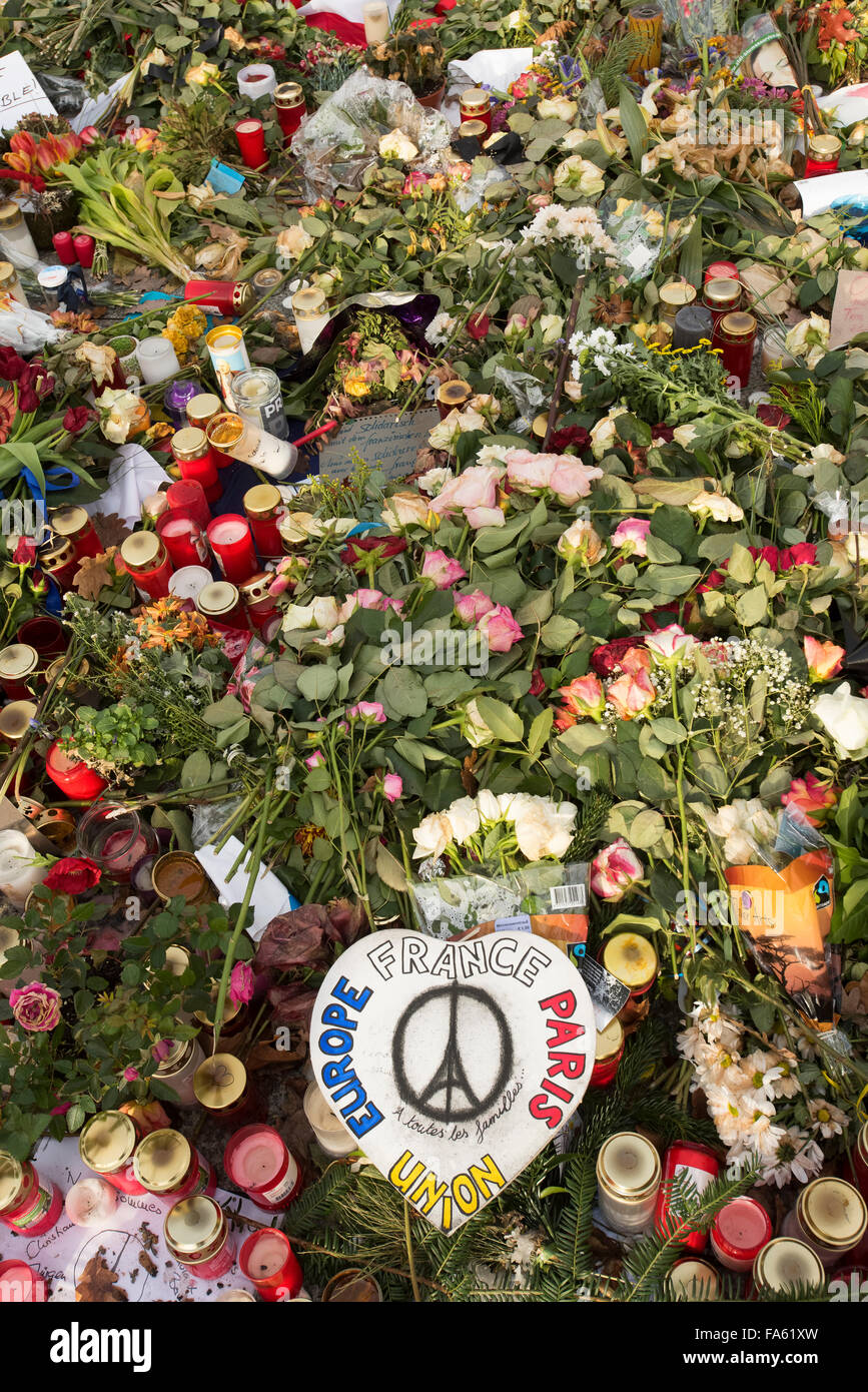 Homenajes florales en la Puerta de Brandenburgo de Berlín de diciembre de 2015 en memoria de los asesinatos de París Foto de stock