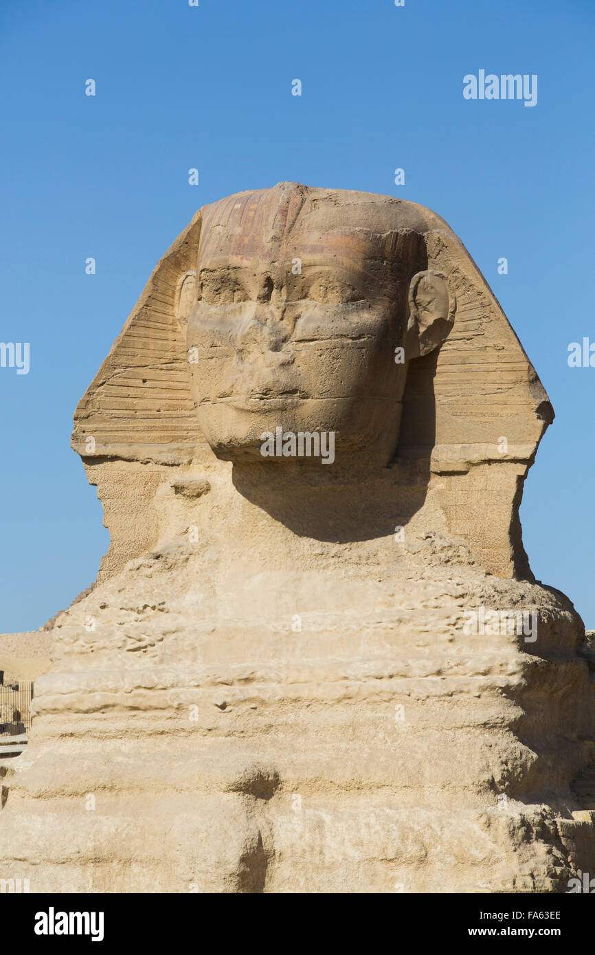 La esfinge, las pirámides de Giza, en Giza, Egipto Foto de stock