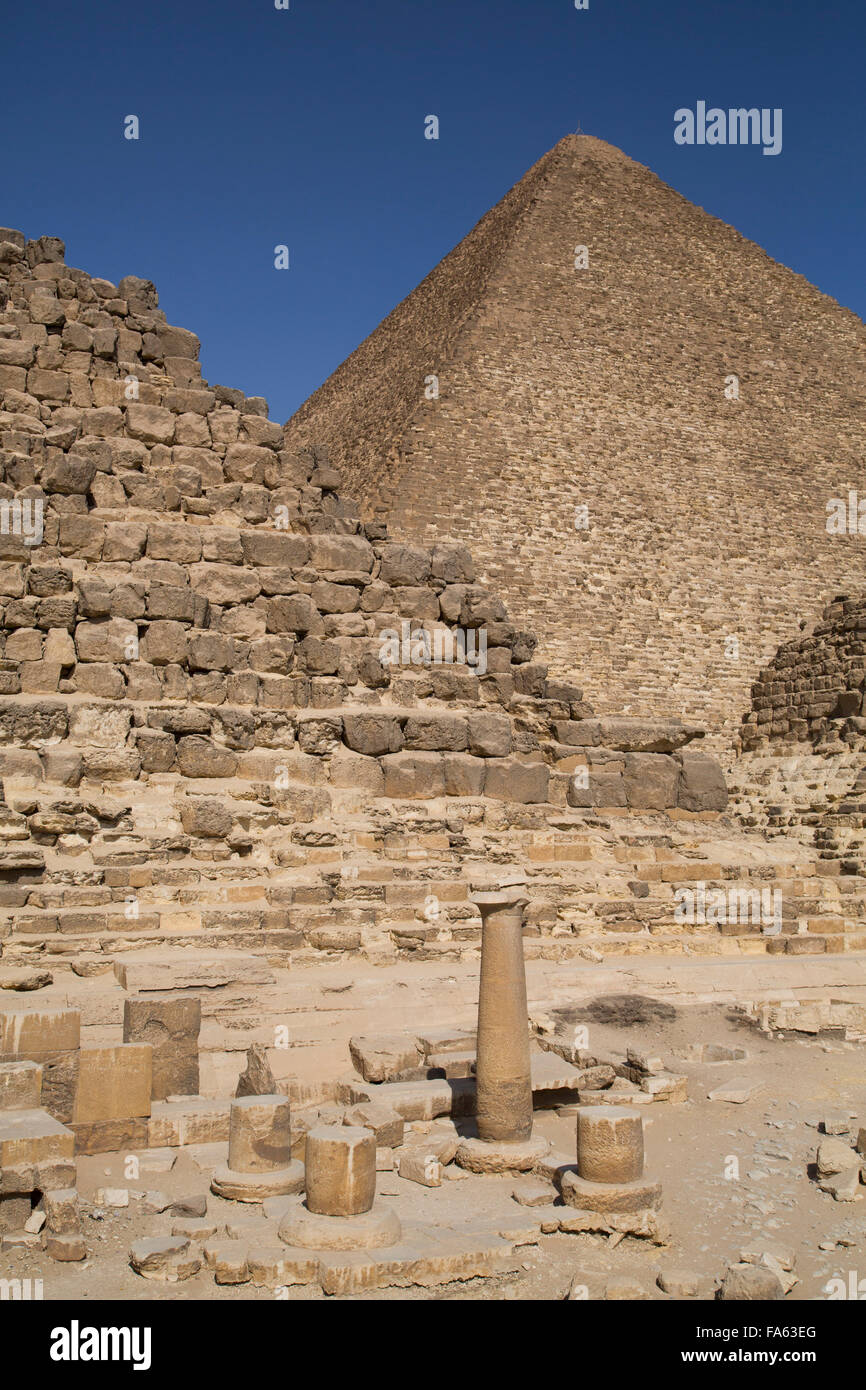 Queen's pirámides y cementerio oriental (en primer plano), la Gran Pirámide de Keops (fondo), las pirámides de Giza, en Giza, Egipto Foto de stock