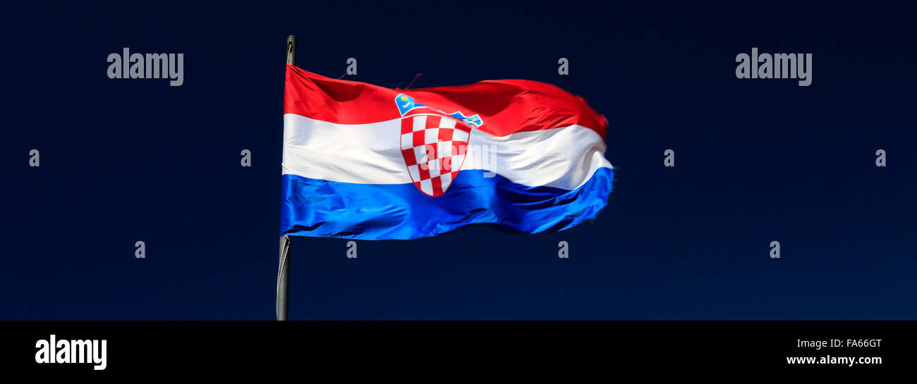 La bandera nacional de Croacia contra el cielo azul, Dubrovnik, del condado de Dubrovnik-Neretva, Costa dálmata, el Mar Adriático, en Croacia, de los Balcanes Foto de stock