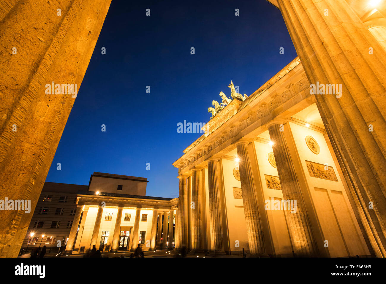 Anochecer disparo de puerta de Brandenburgo de Berlín Alemania Brandenburger Tor Crepúsculo Foto de stock
