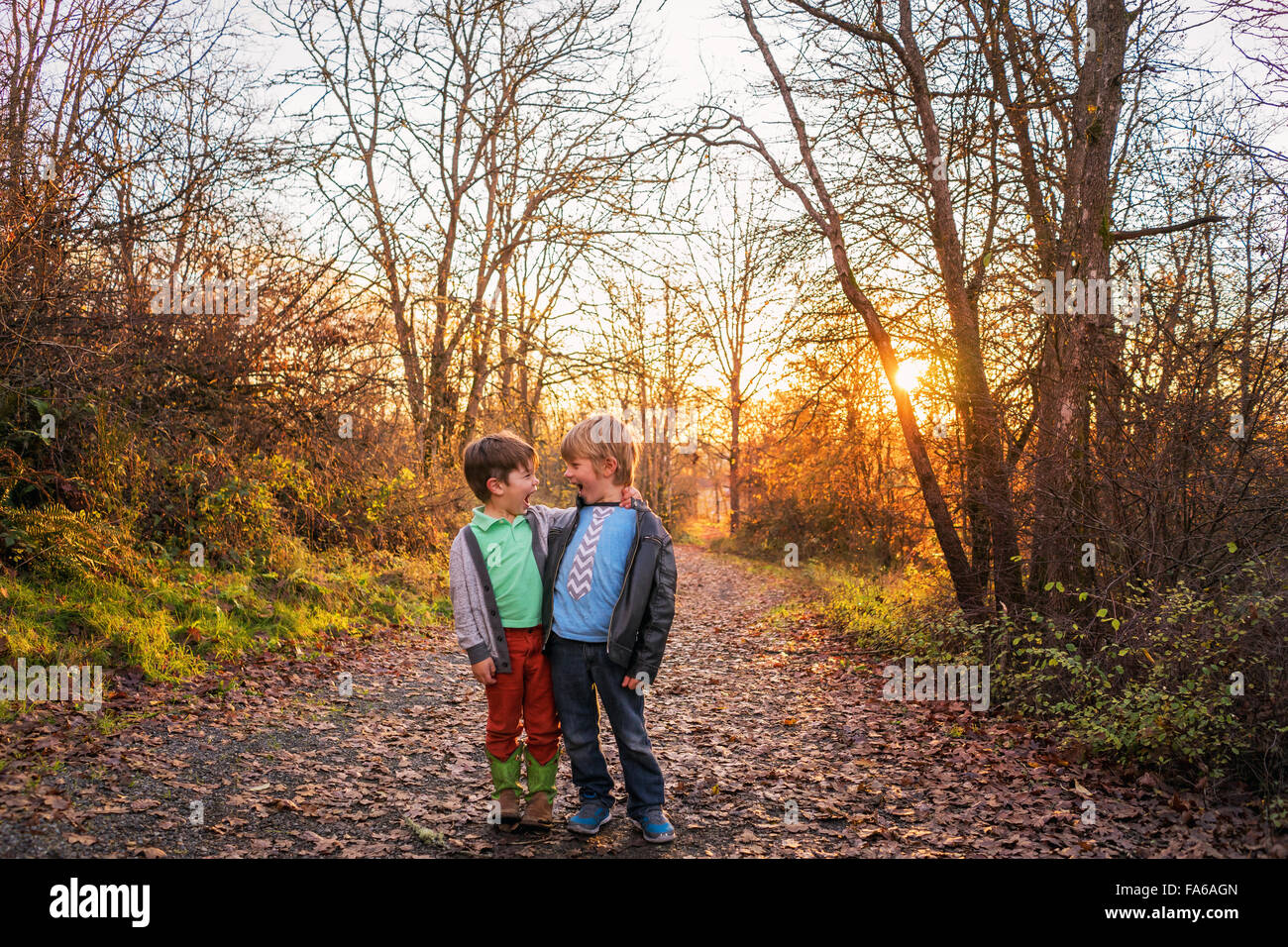 Dos niños en el bosque mirando el uno al otro y gritando Foto de stock