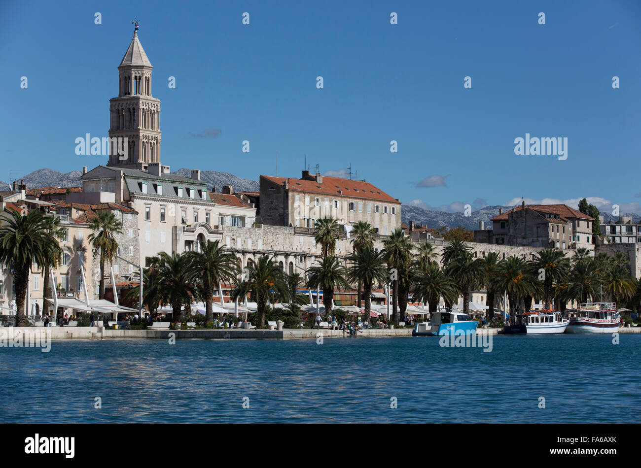 Croacia, Split, Split Harbor, el Riva (en primer plano), la catedral de san Domnio Torre (fondo) Foto de stock