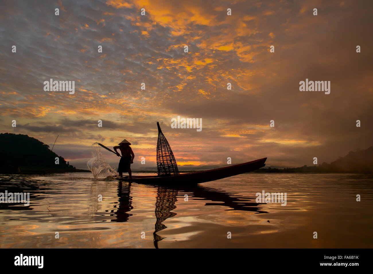 Silueta de un hombre, el lago de pesca Bangpra, Tailandia Foto de stock