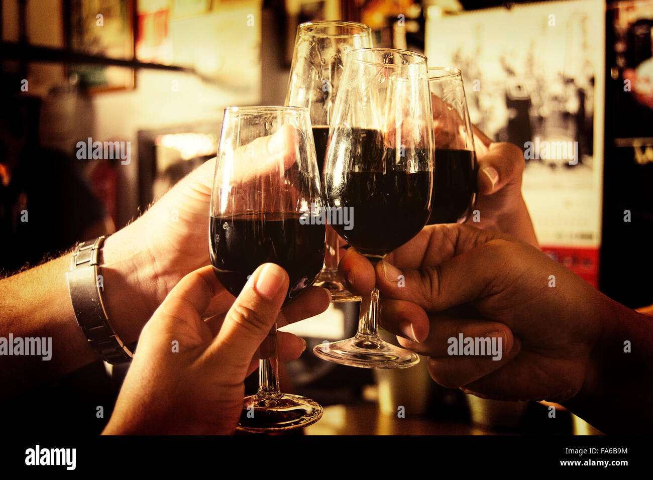 Cuatro personas brindando con copas de vino tinto Fotografía de stock -  Alamy