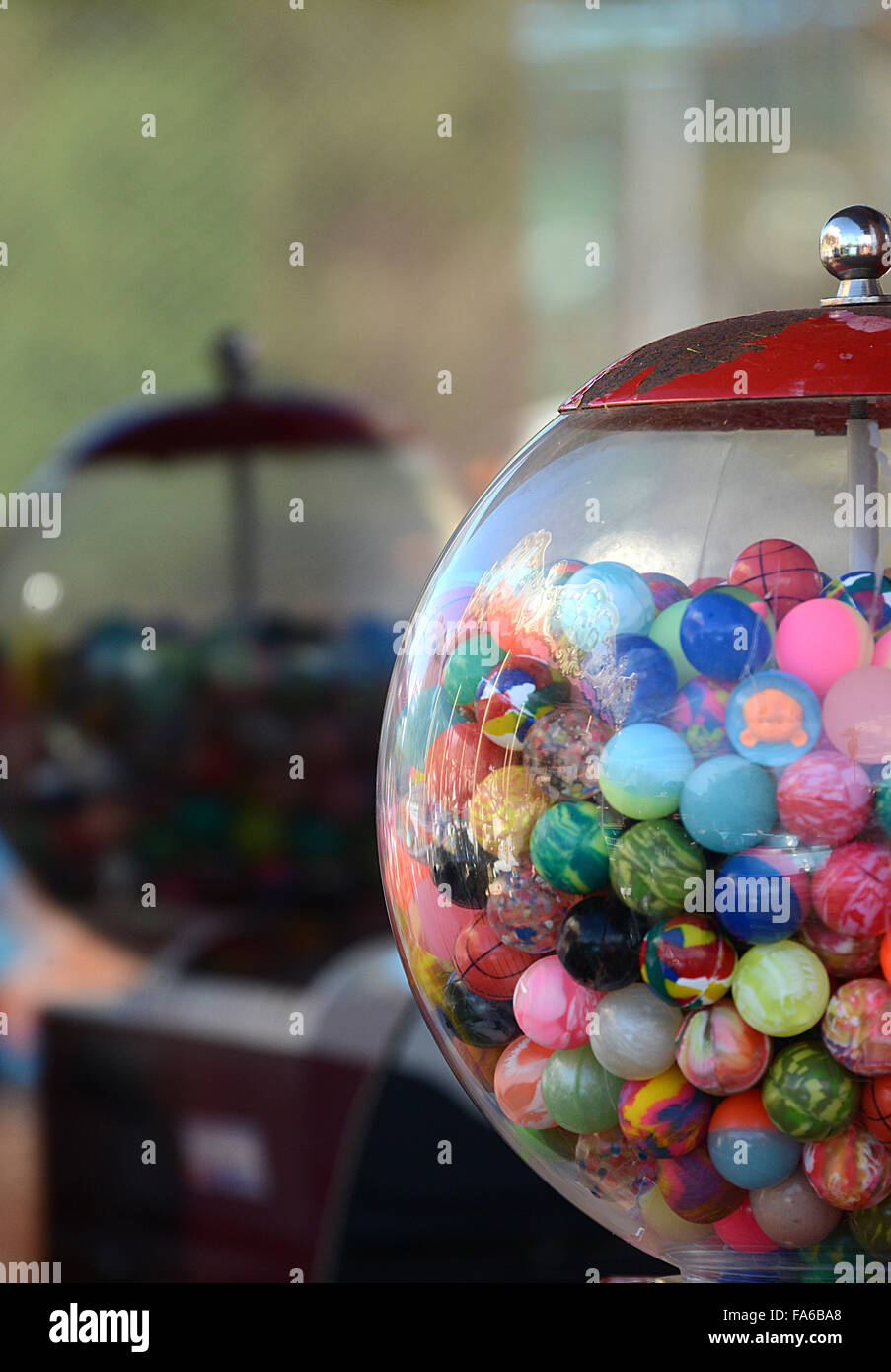Dos dispensadores de vidrio llena con pelotas de goma saltarinas  multicolores Fotografía de stock - Alamy