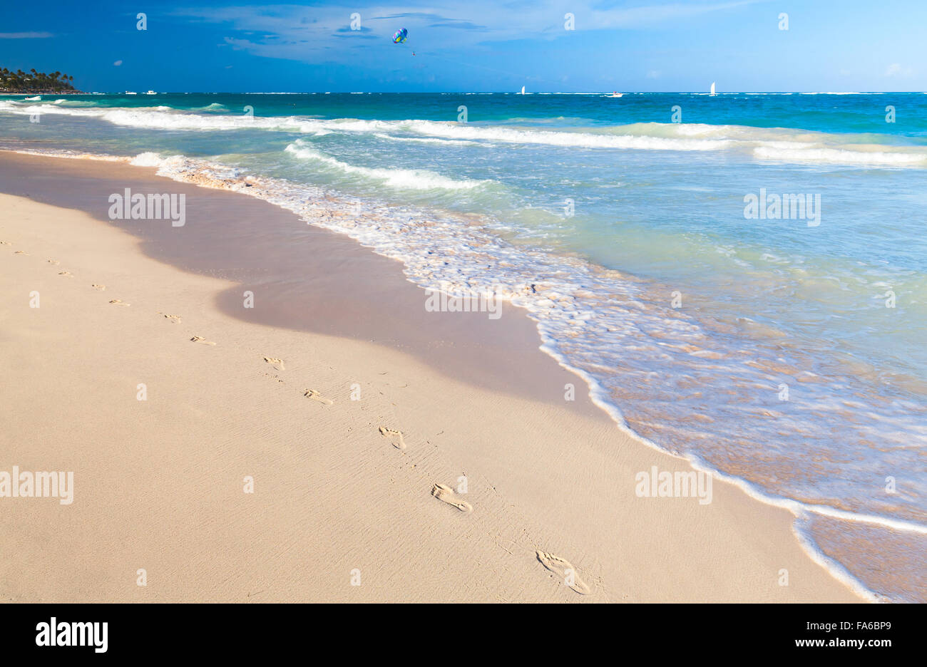 Playa vacía paisaje con huellas en la arena costera. La costa del océano Atlántico, República Dominicana. Punta Cana. Foto de stock