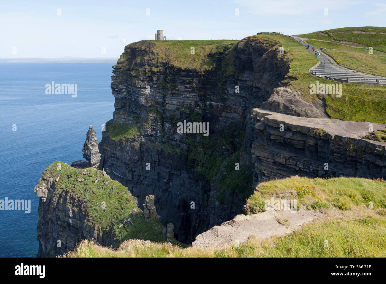 Las espectaculares vistas del Atlántico, en los Acantilados de Moher, en la costa occidental de Irlanda, un destino turístico popular. Foto de stock