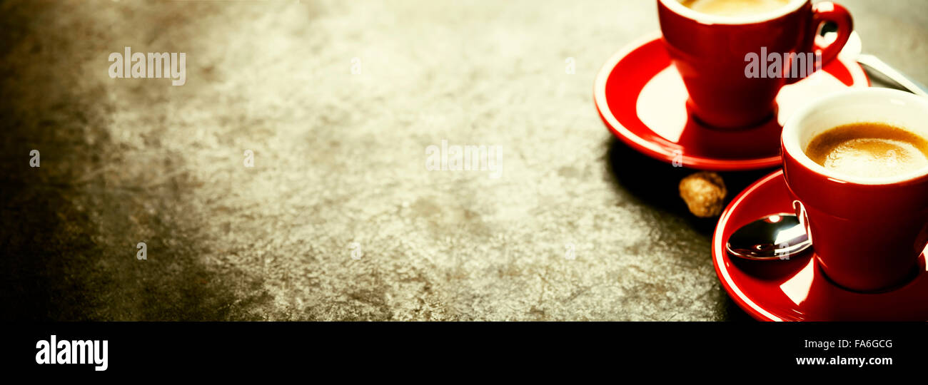 El café espresso. Tazas de café rojo sobre fondo oscuro Foto de stock