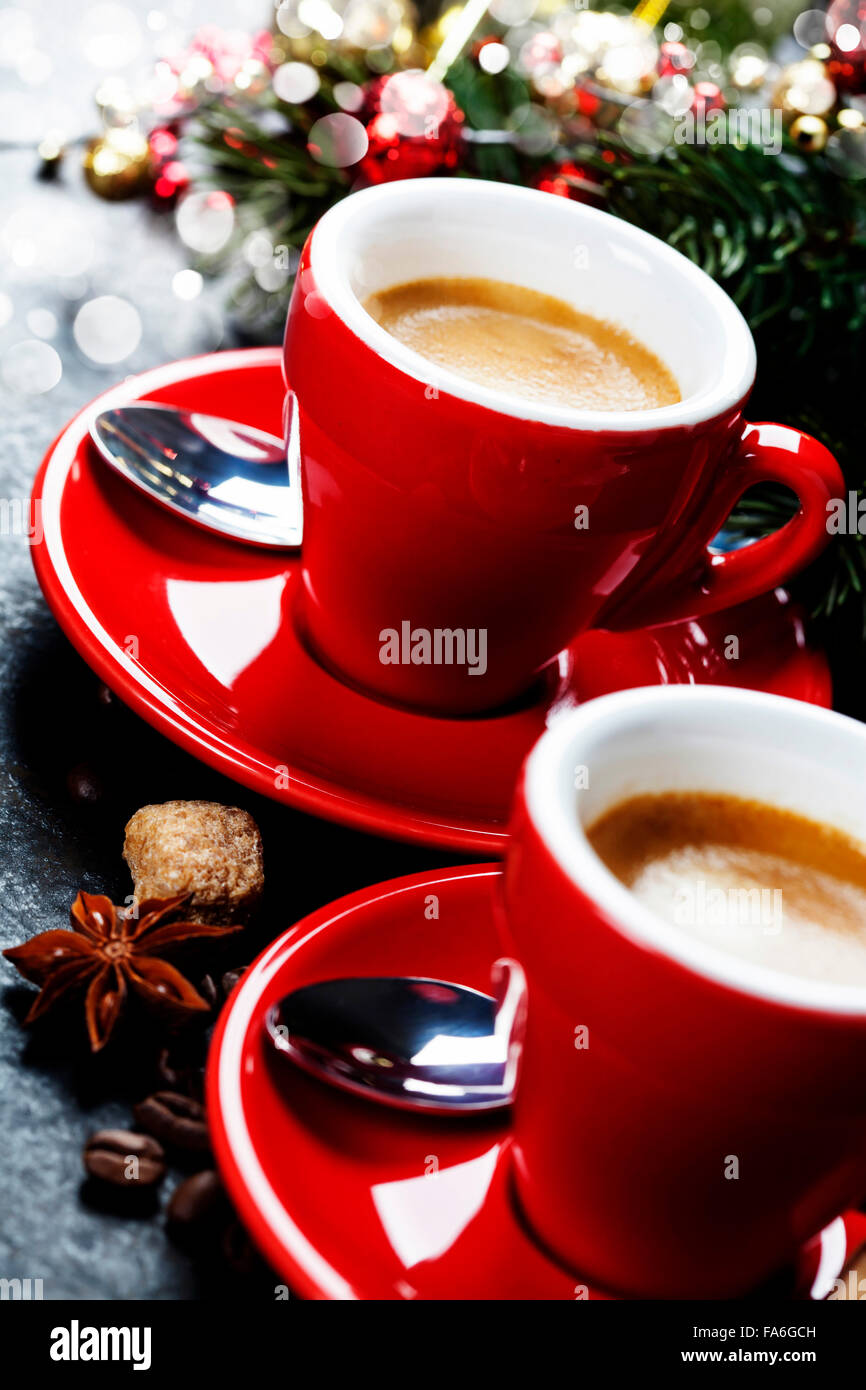 El café espresso. Tazas de Café Rojo y decoraciones de Navidad sobre fondo  oscuro Fotografía de stock - Alamy