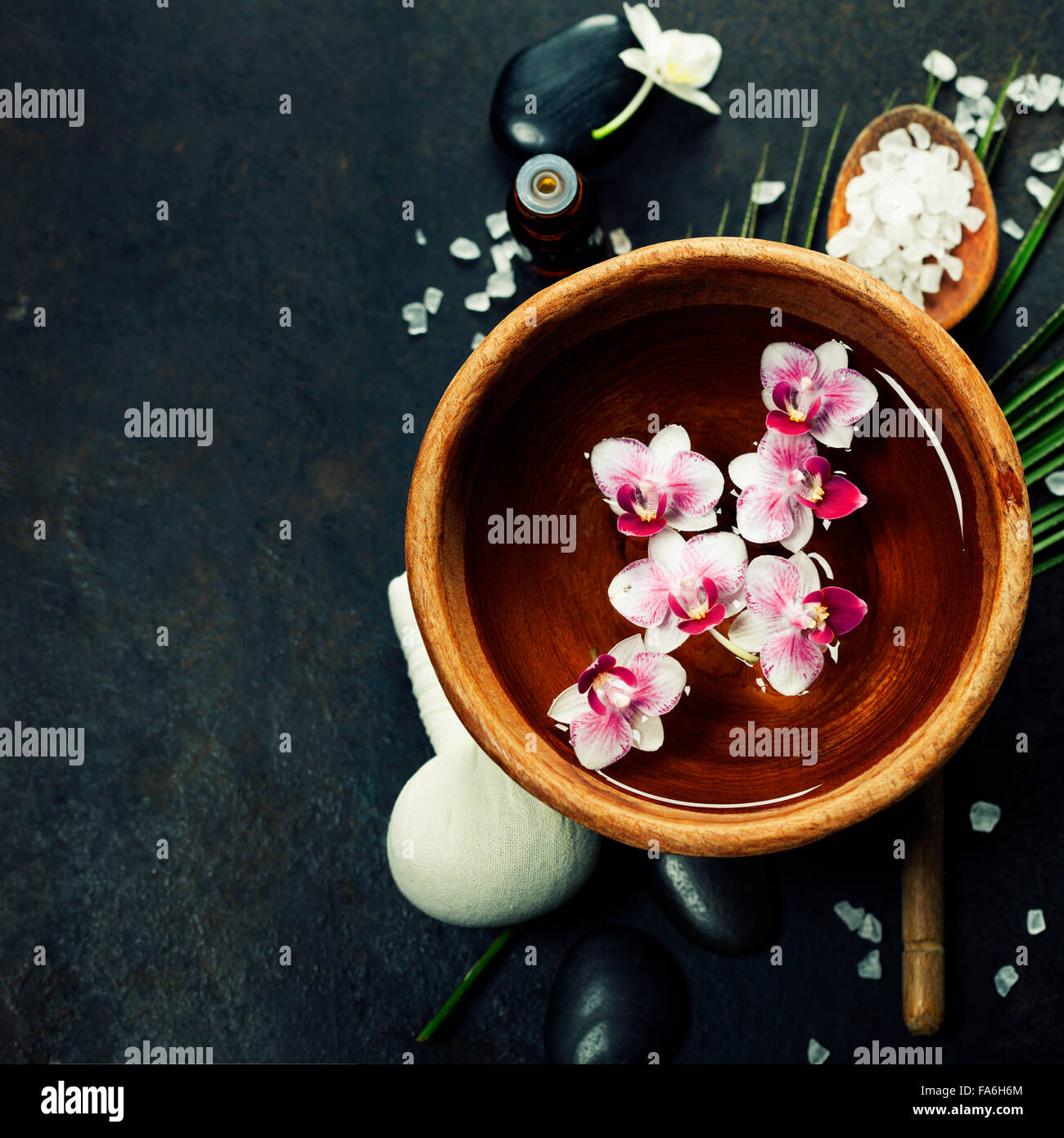 Cerca de flores flotando en un tazón de agua y ajuste de SPA Foto de stock