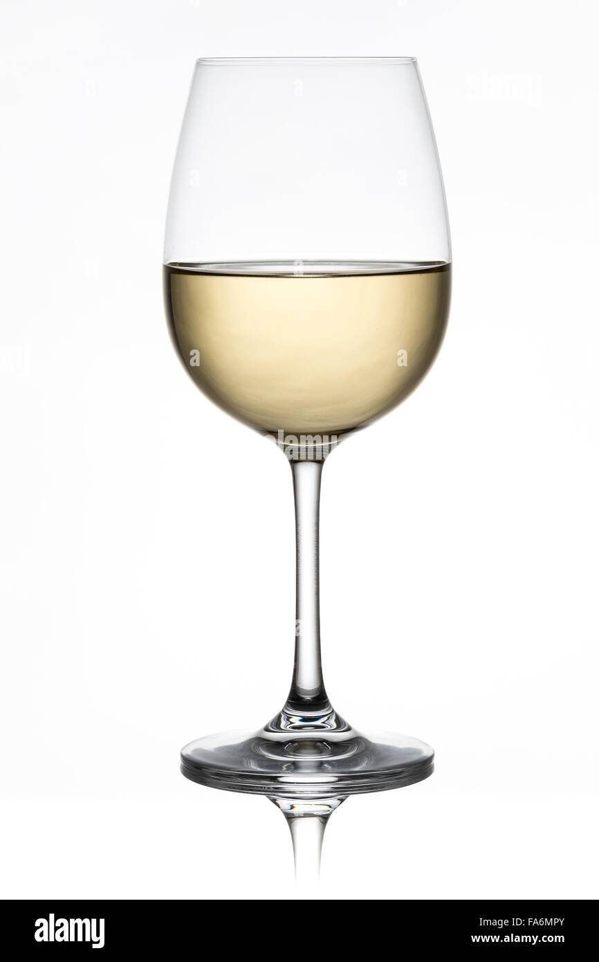 Vino blanco en un vaso aislado sobre fondo blanco. Foto de stock