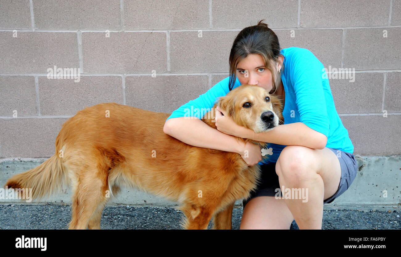 Mujer y perro pegado Fotografía de stock - Alamy
