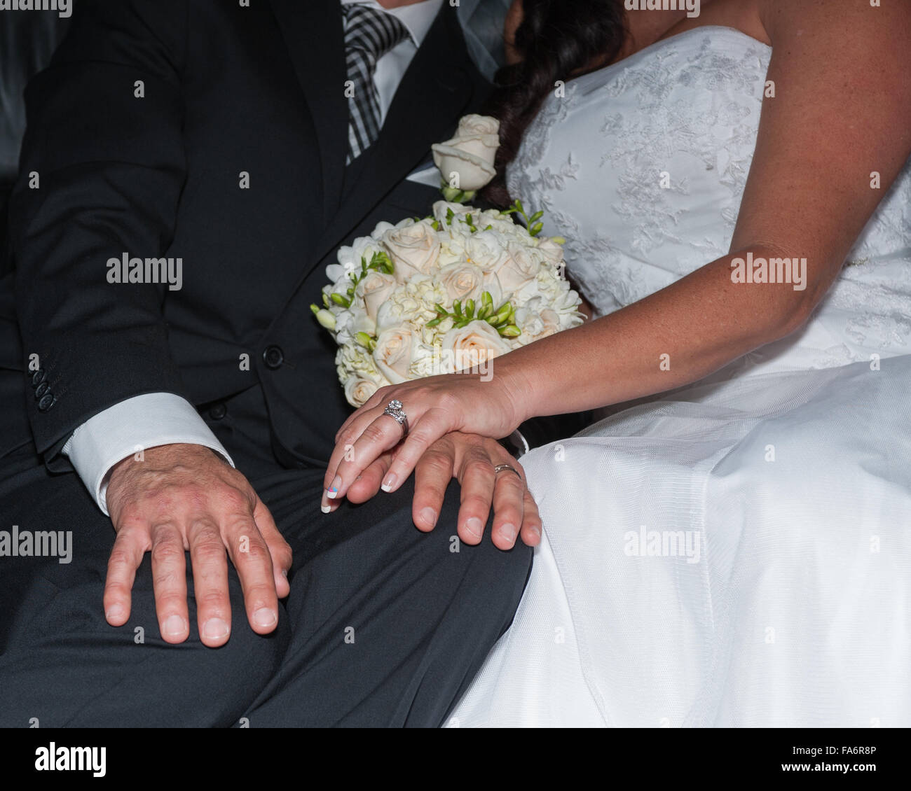 Mostrando anillos de boda fotografías e imágenes de alta resolución imagen
