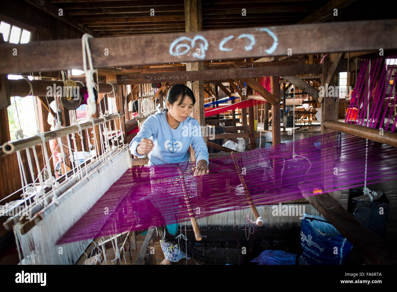 Fabricación textil birmano tradicional junto al Lago Inle , Myanmar Foto de stock