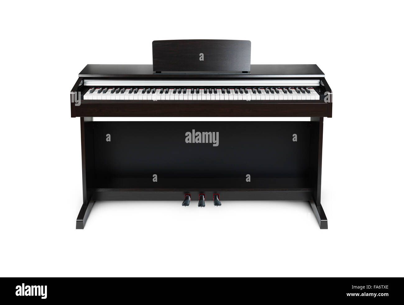 Piano digital en color madera oscura aislado sobre fondo blanco con trazado  de recorte Fotografía de stock - Alamy