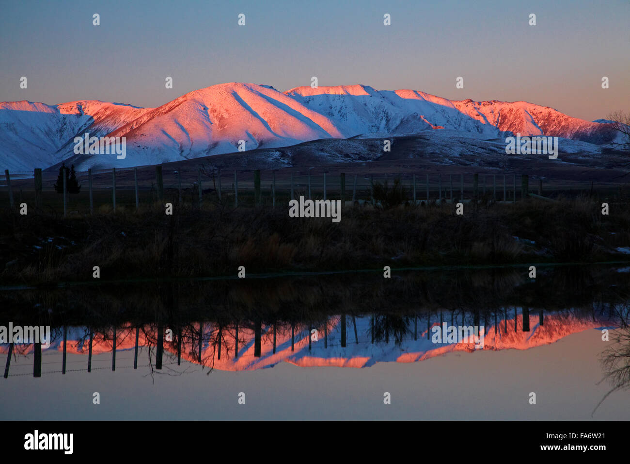 En Alpenglow Ida range, Maniototo, Central Otago, Isla del Sur, Nueva Zelanda Foto de stock