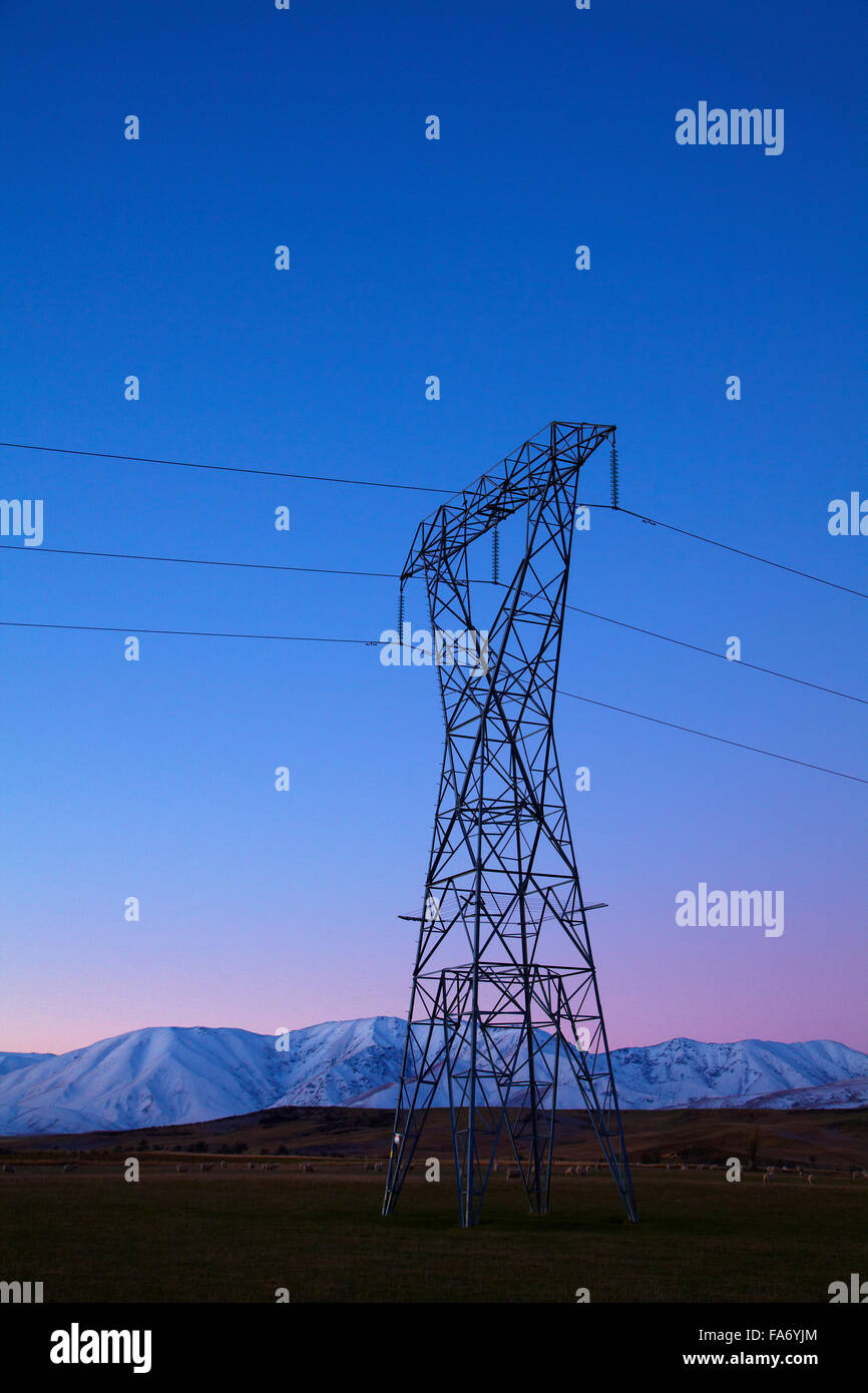 Pilón de potencia al anochecer, Maniototo, Central Otago, Isla del Sur, Nueva Zelanda Foto de stock