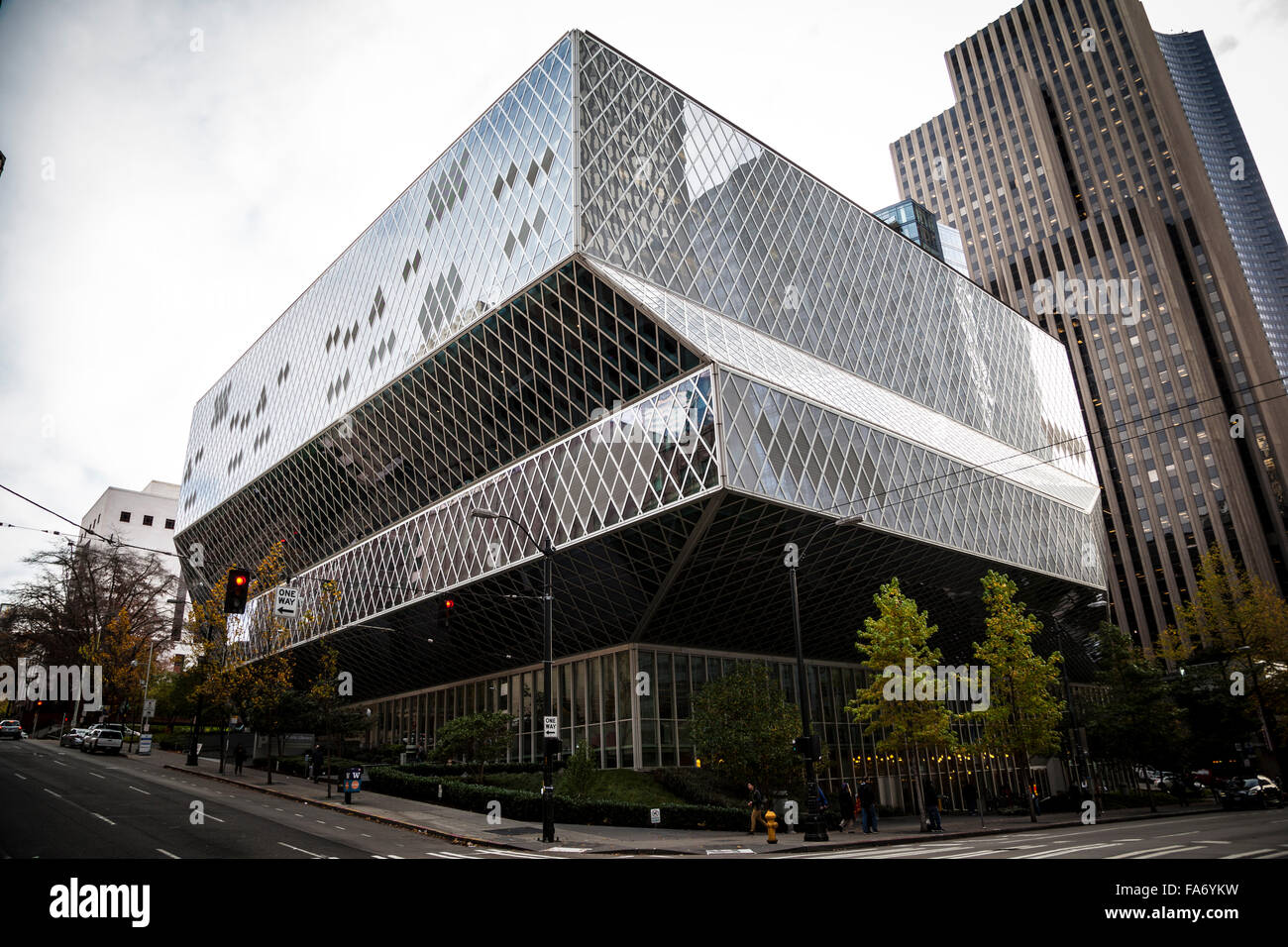 La Biblioteca Pública de Seattle. La Biblioteca Central de Seattle abrió  sus puertas en 2004 y fue diseñado por Rem Koolhaas y Joshua Prince-Ramus  Fotografía de stock - Alamy