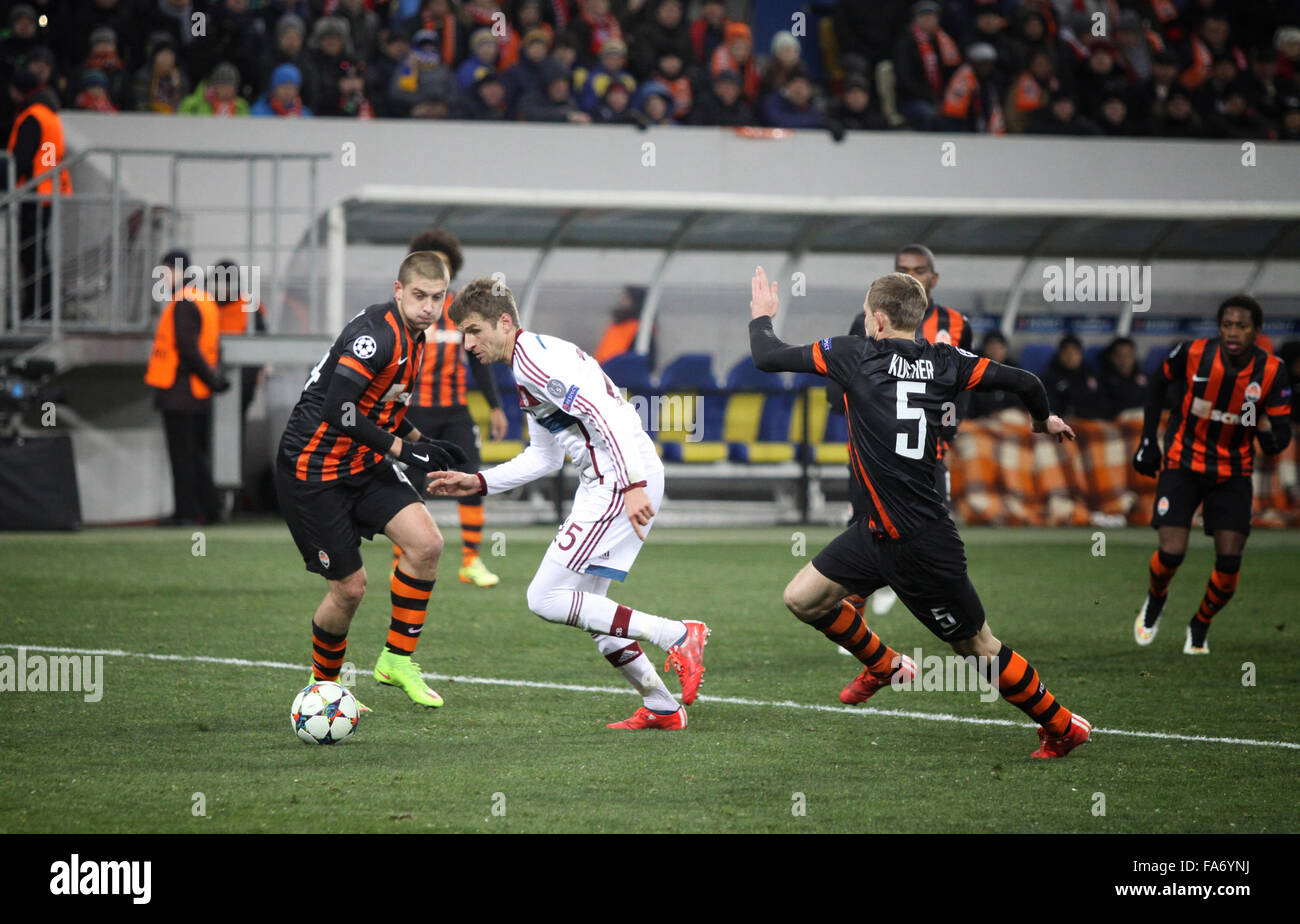 LVIV, Ucrania - Febrero 17, 2015: Thomas Muller del Bayern de Munich (en blanco) pelea por un balón con el Shakhtar Donetsk jugadores dur Foto de stock