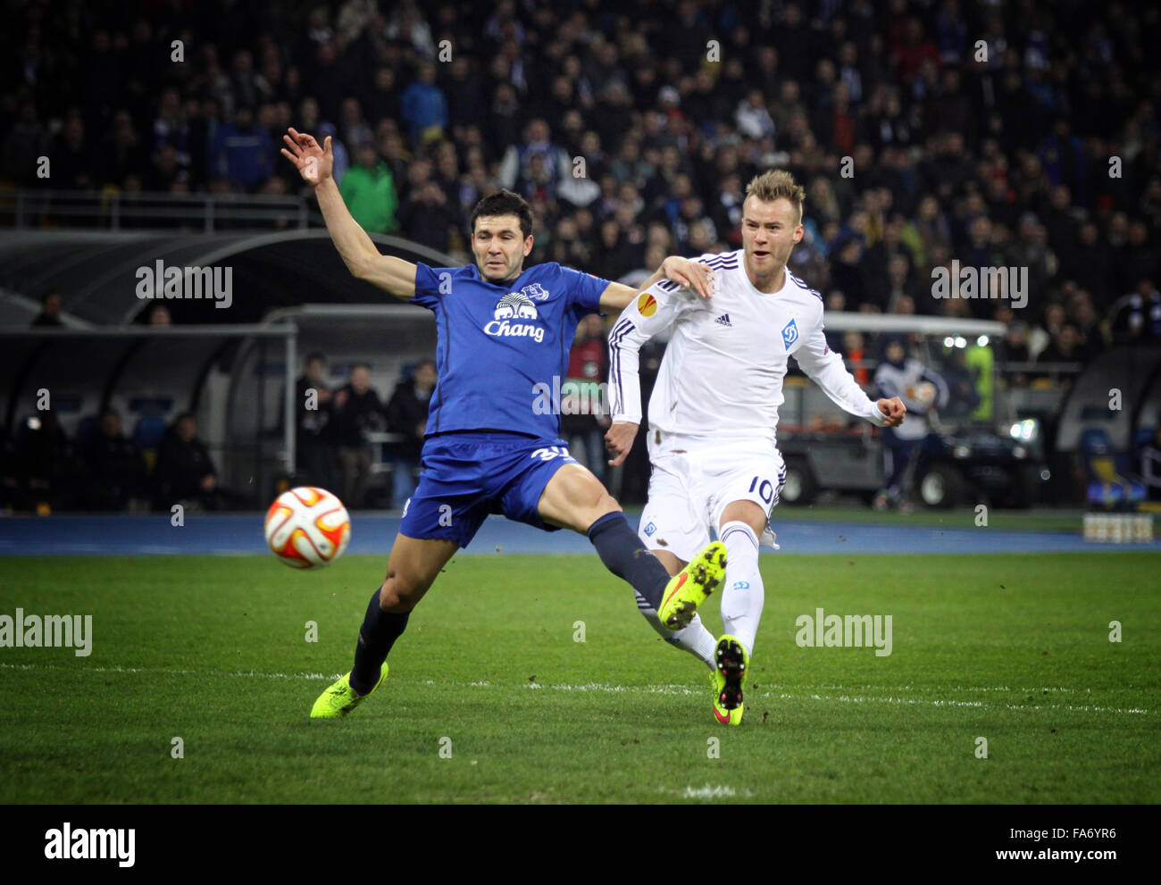 Kiev, Ucrania - Marzo 19, 2015: Antolin Alcaraz de Everton FC (L) lucha por un balón con Andriy Yarmolenko del FC Dynamo Kyiv dur Foto de stock