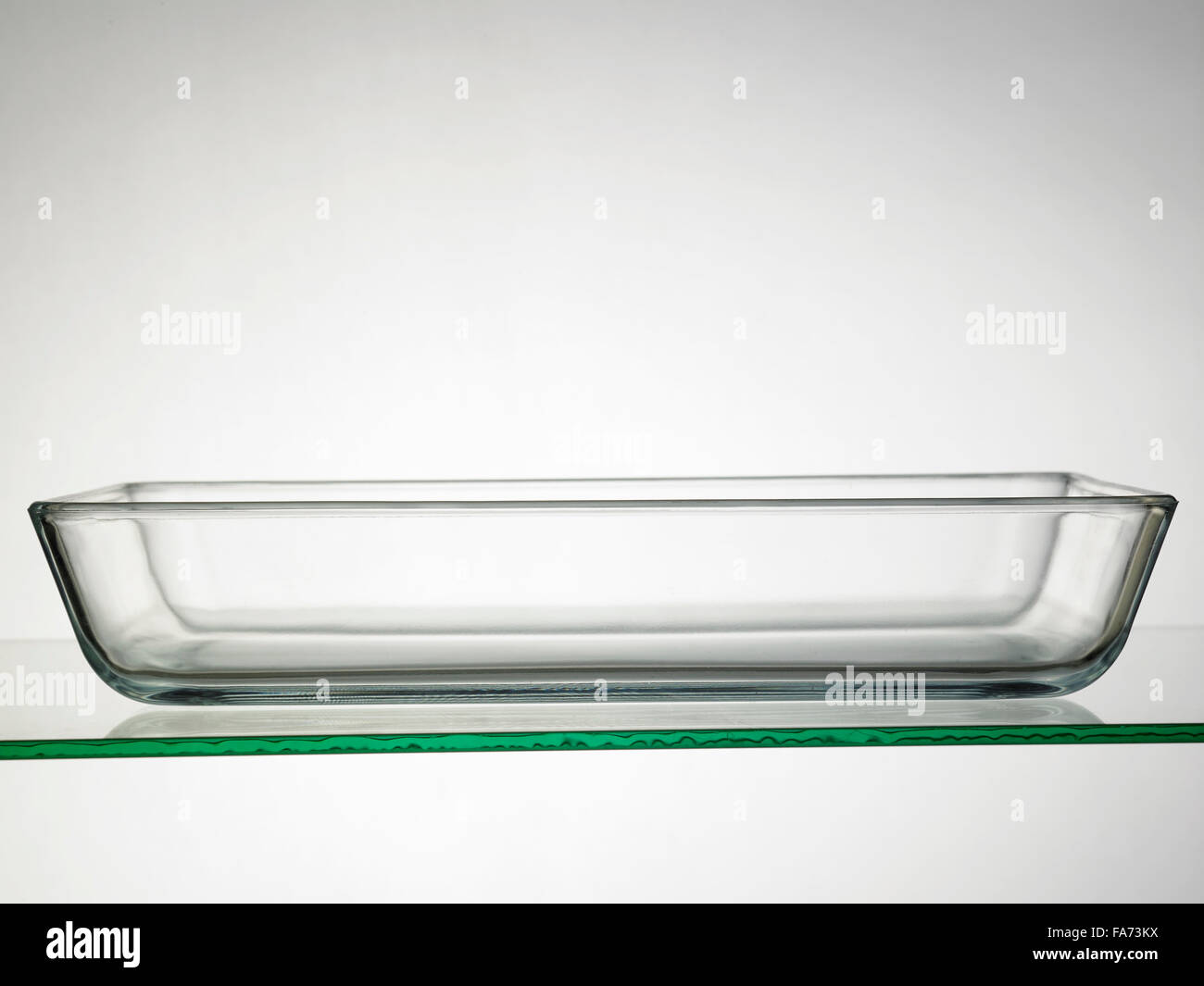 Cubeta rectangular de vidrio en la parte superior de la mesa de vidrio  Fotografía de stock - Alamy