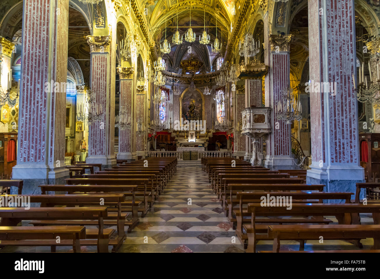 Nave de la Basílica de Santa Maria Assunta, la principal iglesia católica romana de la ciudad de Camogli, Liguria, Italia. Foto de stock