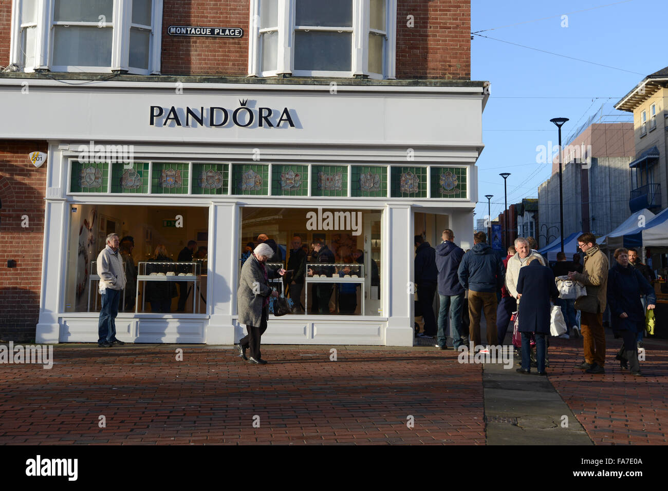 Los compradores de Navidad cola fuera un almacén de Pandora esperando a que  abra en Worthing, West Sussex, Inglaterra Fotografía de stock - Alamy