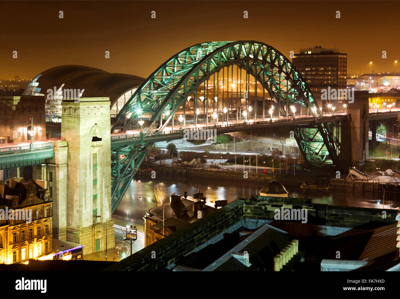 Puente Tyne, Newcastle upon Tyne. Gateshead, Tyne y el desgaste. Vista de noche del Tyne Bridge con el sabio centro de música más allá. Foto de stock