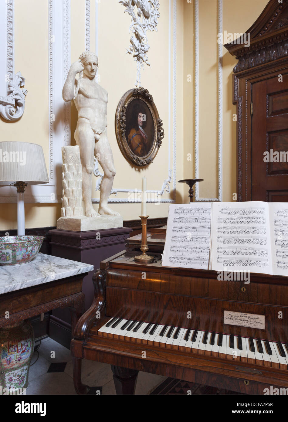El Broadwood grand piano, de 1847, de la colección Cobbe, escalera en el hall, en Hatchlands Park, Surrey. Chopin realiza su inglés recitales en este piano. Foto de stock