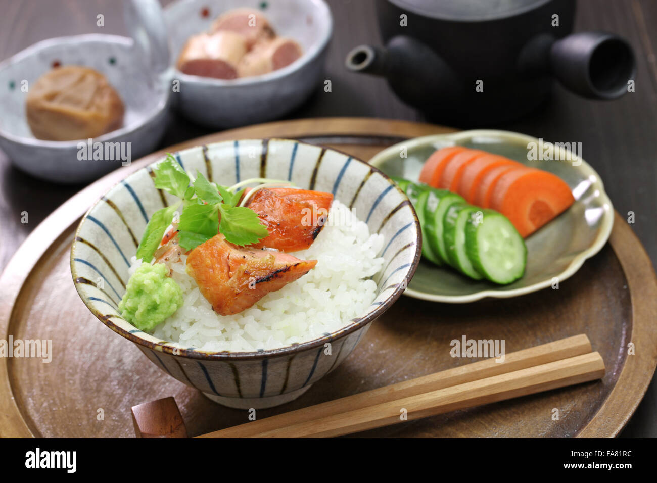 Ochazuke es una simple comida ligera japonés realizado vertiendo el té verde sobre arroz cocido.Los ingredientes son el salmón, tarako(pollock roe) Foto de stock