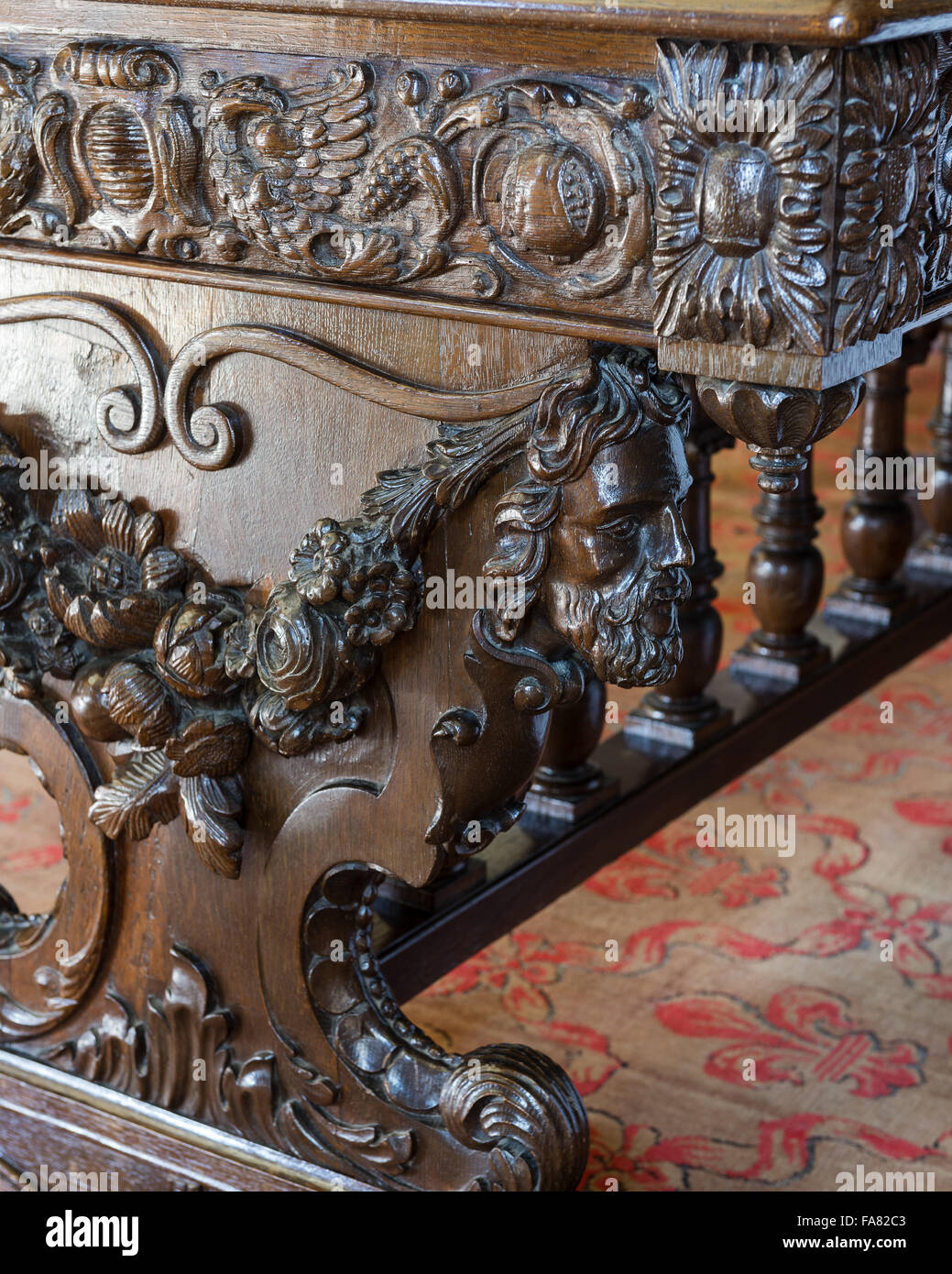 Detalle de una de las mesas ricamente tallada en la biblioteca, Oxburgh Hall, en Norfolk. Este 19th-century tabla (uno de los dos en la habitación), pueden ser el resultado del trabajo de ebanista Malfait belga. Foto de stock
