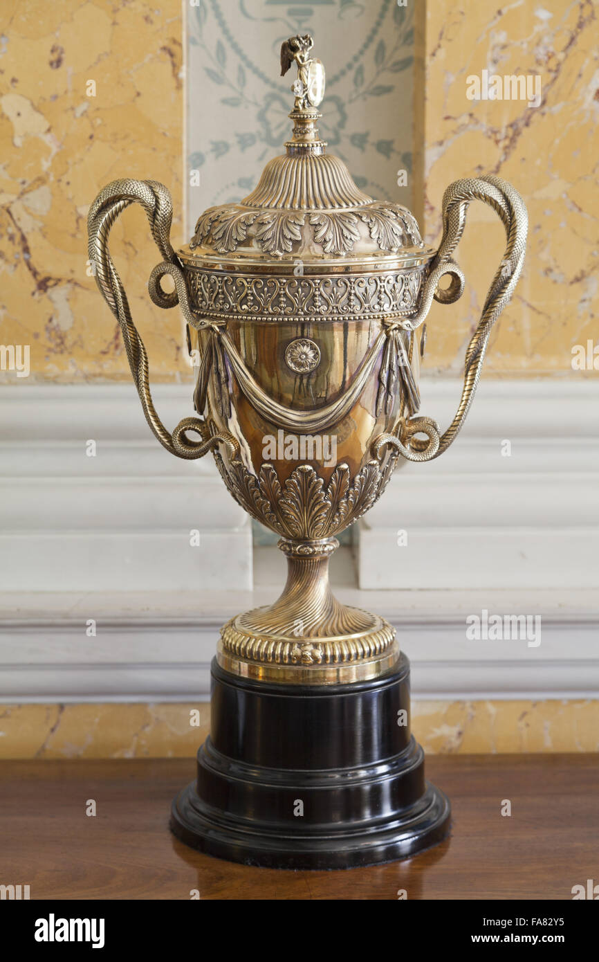 Un trofeo de plata racing cup inscrito "Exeter Cup 1774', que se exhibe en la Sala de Dibujo, Killerton House, Devon. La Copa fue realizada por Daniel Smith y Robert Sharpe y cuenta con una figura de la Victoria de Samotracia en la tapa y maneja la serpiente entrelazada. Una inscriptio Foto de stock