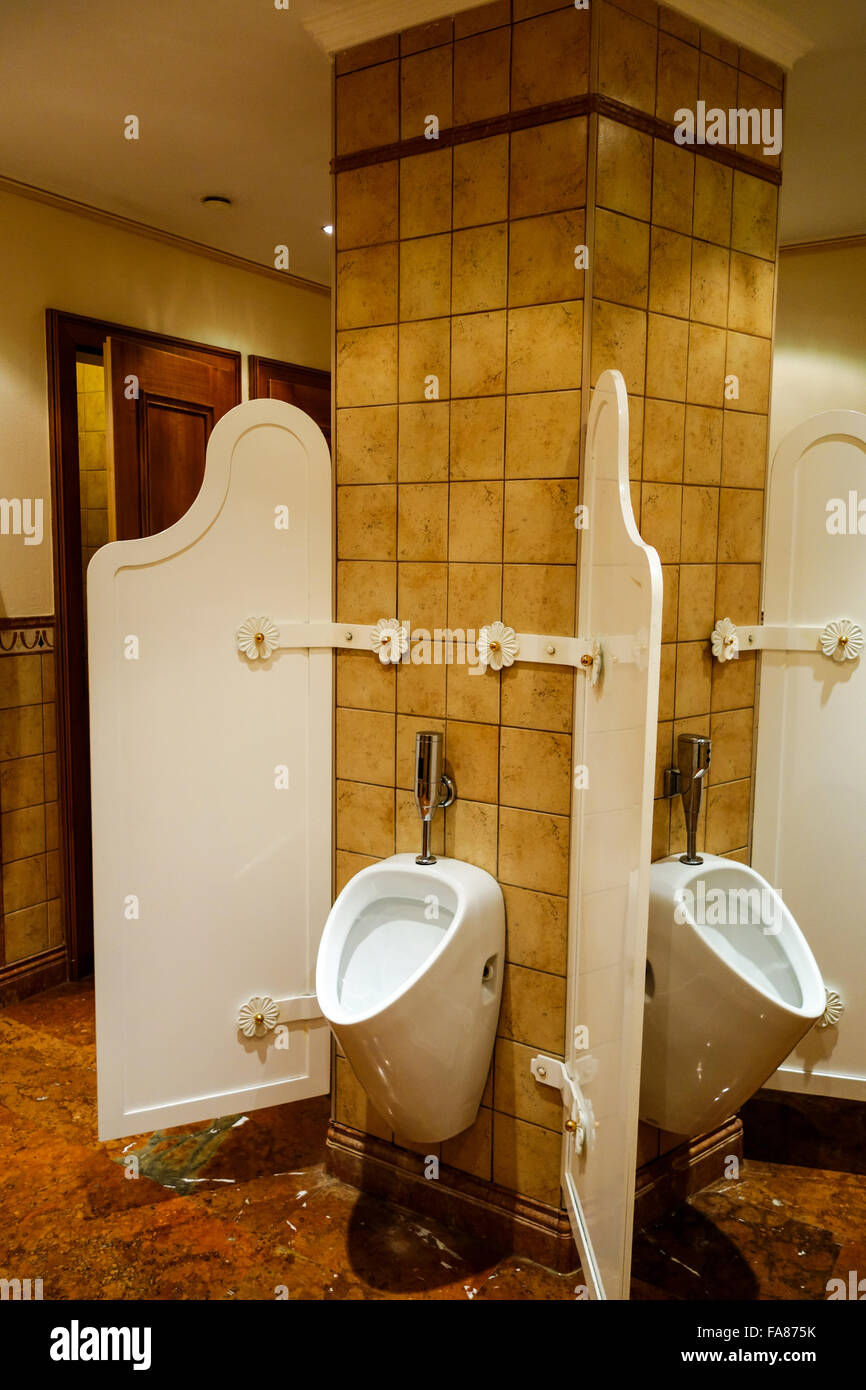 Los urinarios en un mens wc Foto de stock