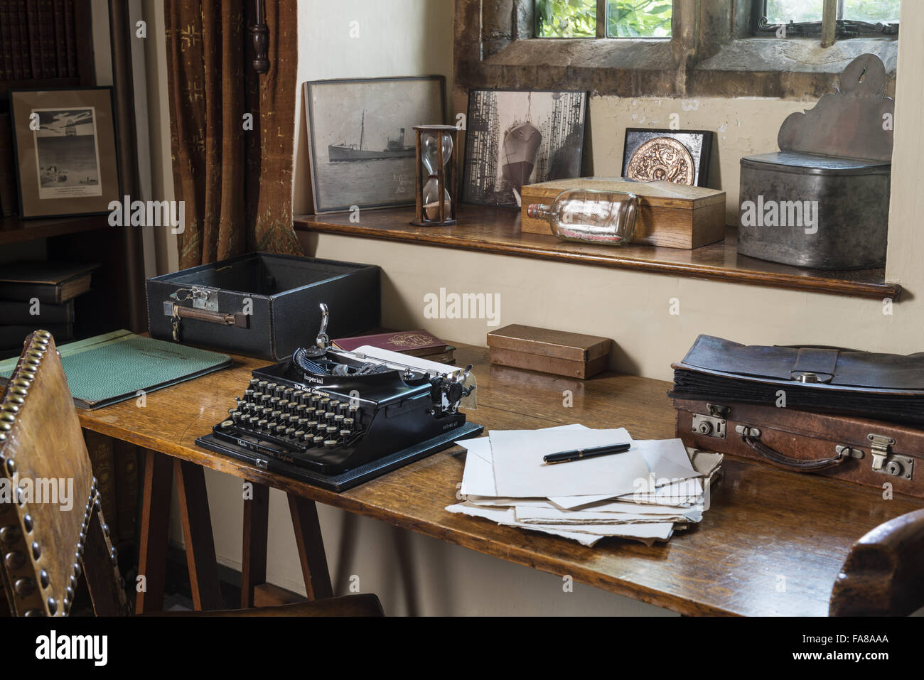 Escritorio en el estudio en Bateman's, East Sussex. Bateman's fue el hogar  del escritor Rudyard Kipling desde 1902 hasta 1936 Fotografía de stock -  Alamy