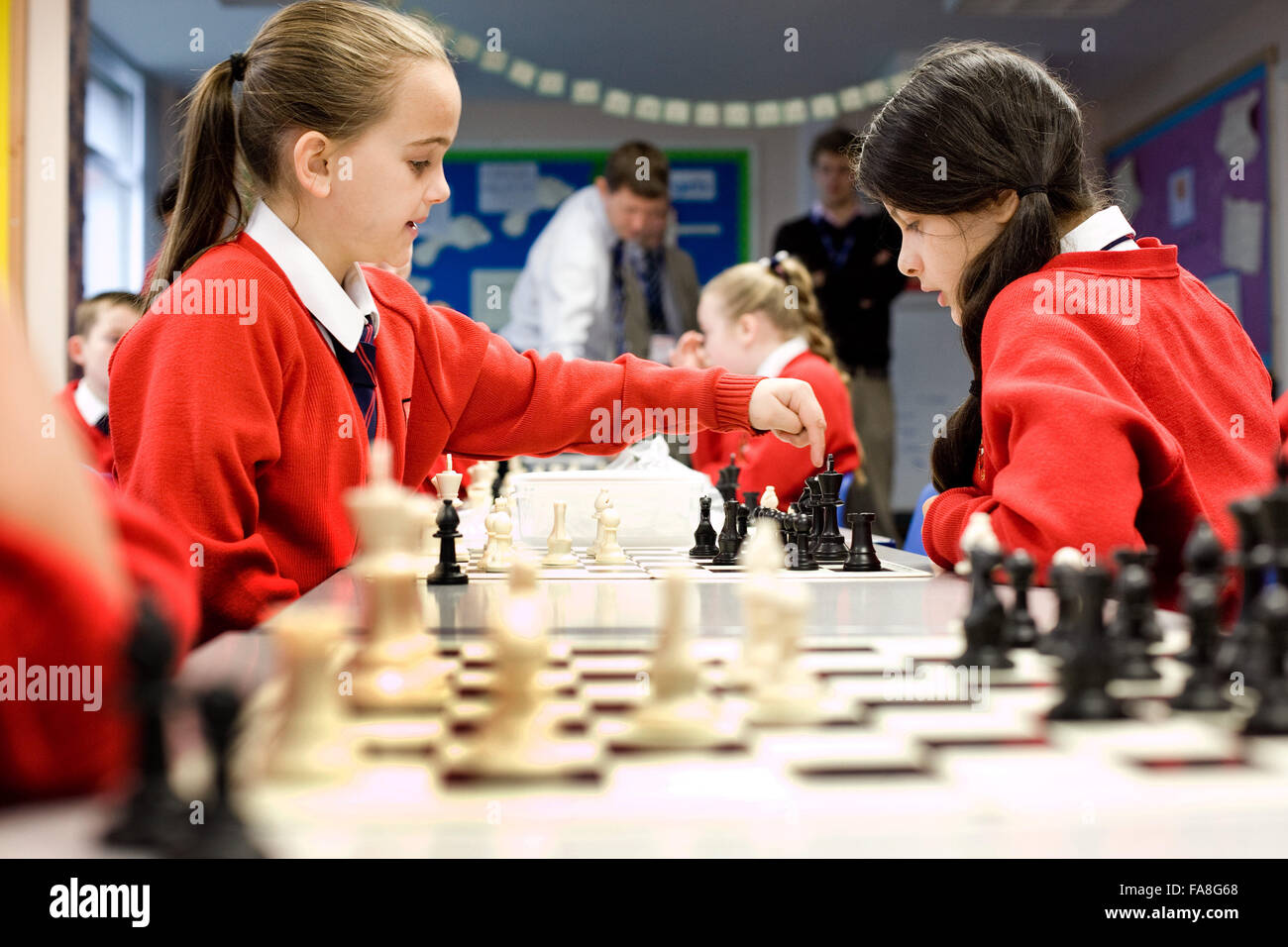 La escuela primaria católica del Sagrado Corazón en Hall Lane , Liverpool . Alumnos de 5º y 6º en una lección de ajedrez . Foto de stock