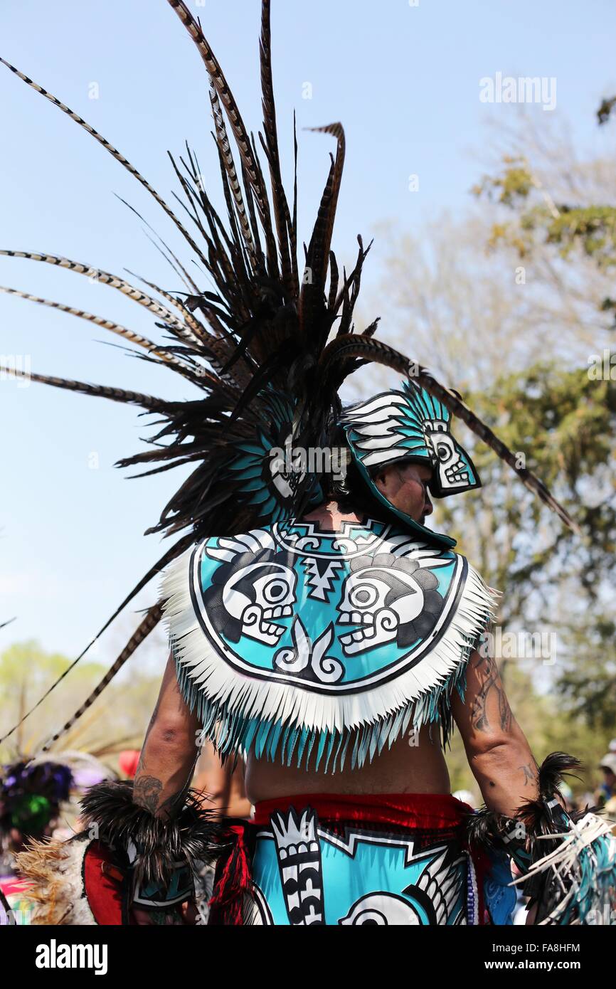Un hombre en los tradicionales trajes nativos americanos en el Desfile del Día de Mayo en Minneapolis. Foto de stock