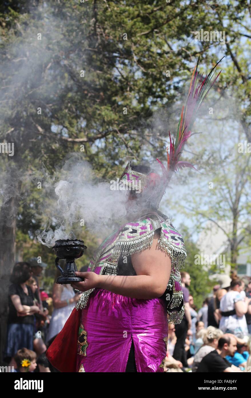 Una mujer en los tradicionales trajes nativos en el Desfile del Día de Mayo en Minneapolis. Foto de stock