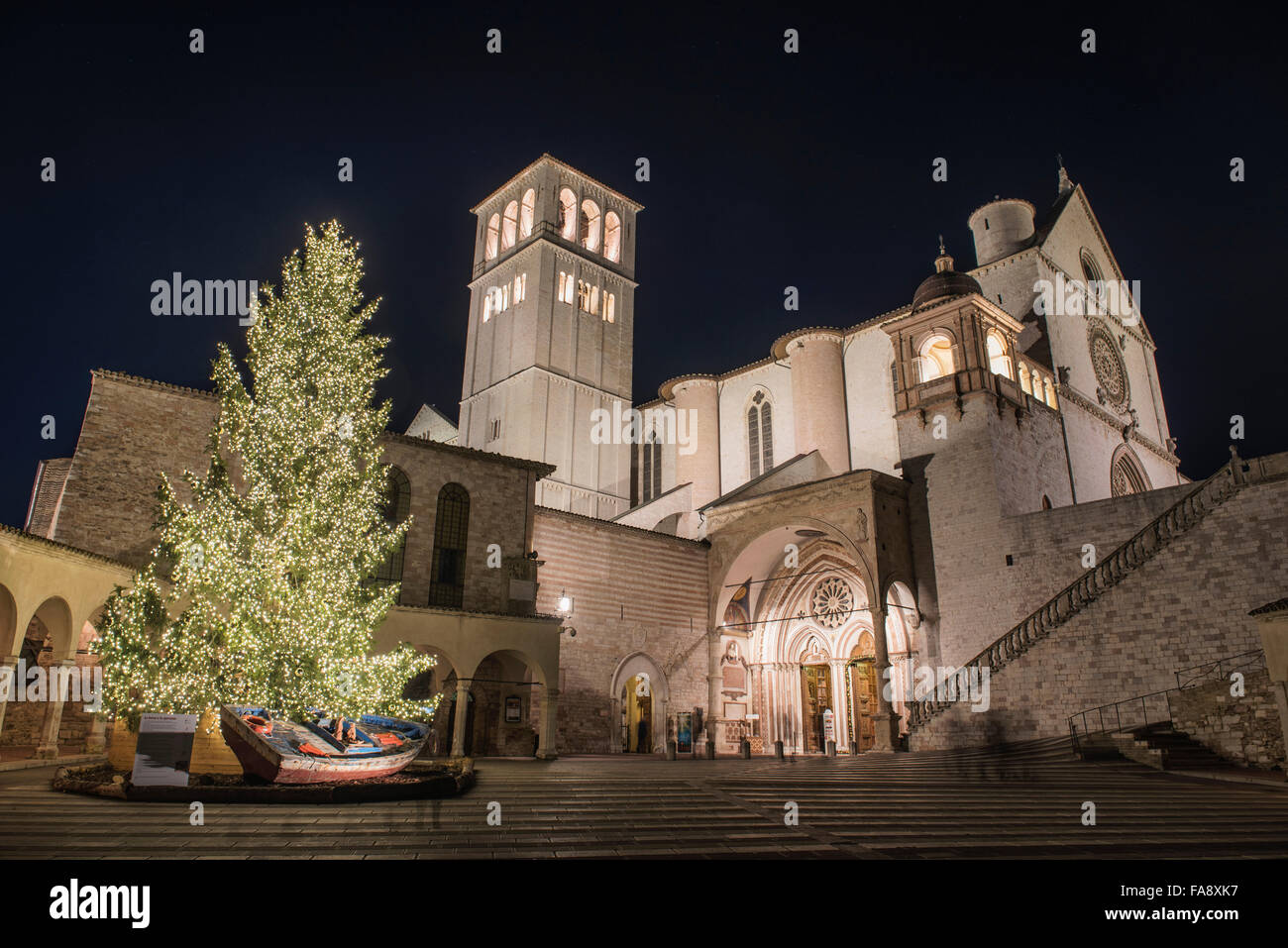 Assisi, Umbria. El árbol de Navidad y el GRIB en la Iglesia de San Francesco. La Iglesia la OIT, es una de las iglesias del Jubileo Foto de stock