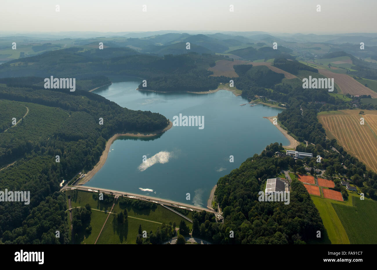 Piscina en el Hennesee, Dam, en el Parque Natural Hennetalsperre Sauerland-Rothaargebirge represado Foto de stock
