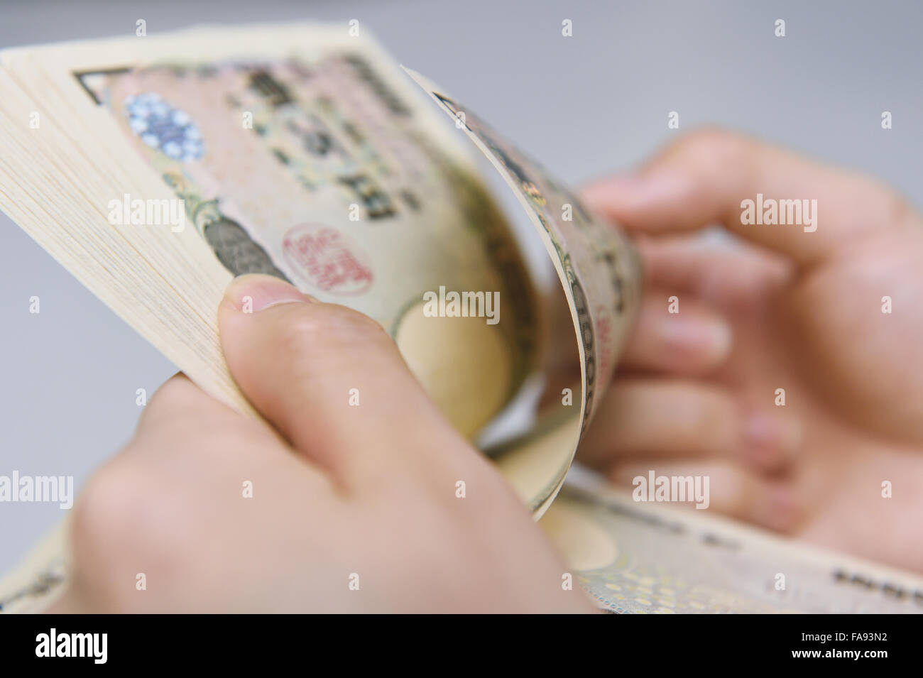 Mujer manos contando diez mil yenes japoneses facturas Foto de stock