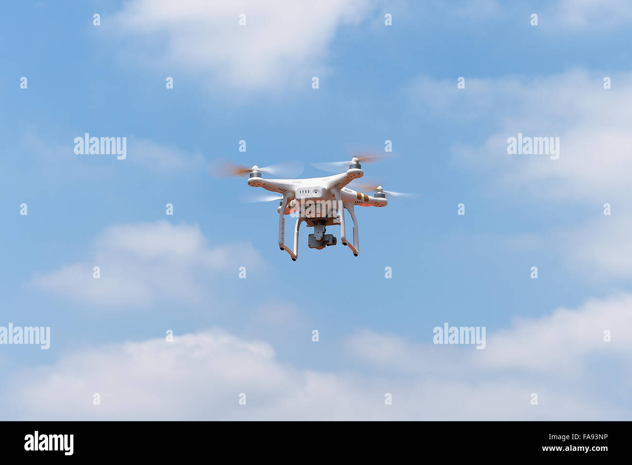 Quadcopter volando en el cielo Foto de stock